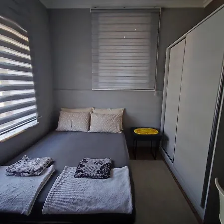 아파트 Authentic Flat On The Castle Road With A View *